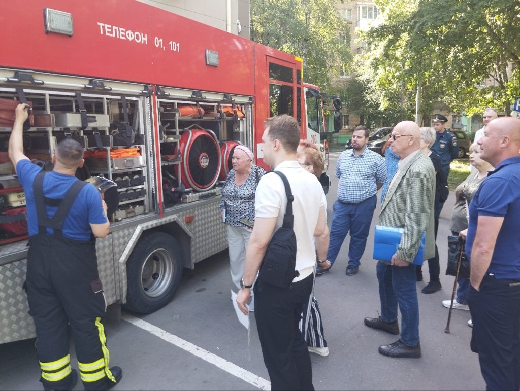 Спасатели показывают технические средства спасения